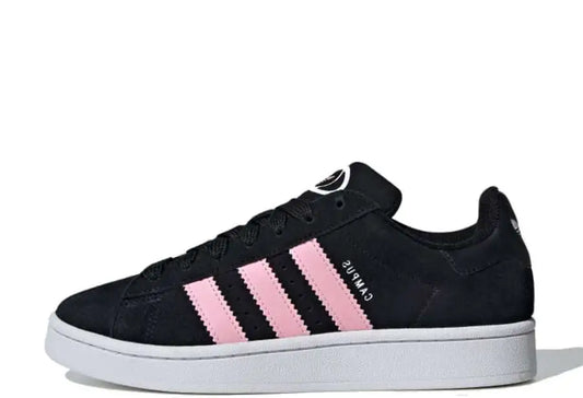 Adidas Campus 00s Core Black True Pink (W) - Ispirate alle Campus 80s, queste adidas Campus 00s riscrivono una grande storia per la nuova generazione di pionieri. I nuovi colori e le proporzioni rinnovate donano un tocco contemporaneo alla ﻿sneaker, mentre le inconfondibili 3 strisce e la tomaia in suede premium rimangono fedeli all'iconico stile originale.