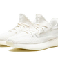 Simile all'Adidas Yeezy Boost 350 V2 Bone, questa versione tonale della scarpa presenta una tomaia Primeknit bianca, lacci abbinati e uno strato perforato sotto. Altri punti salienti includono una striscia in rete trasparente, una suola semitrasparente con il simbolo del globo e la parola YEEZY impressa sulle solette.