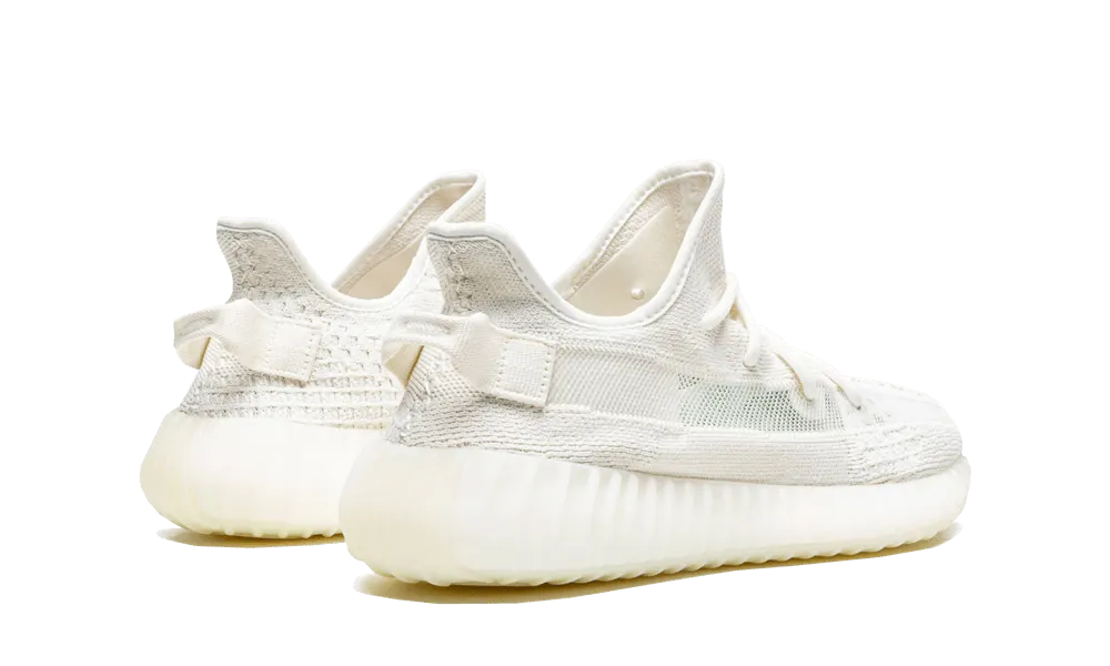 Simile all'Adidas Yeezy Boost 350 V2 Bone, questa versione tonale della scarpa presenta una tomaia Primeknit bianca, lacci abbinati e uno strato perforato sotto. Altri punti salienti includono una striscia in rete trasparente, una suola semitrasparente con il simbolo del globo e la parola YEEZY impressa sulle solette.