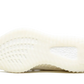 Simile all'Adidas Yeezy Boost 350 V2 Bone, questa versione tonale della scarpa presenta una tomaia Primeknit bianca, lacci abbinati e uno strato perforato sotto. Altri punti salienti includono una striscia in rete trasparente, una suola semitrasparente con il simbolo del globo e la parola YEEZY impressa sulle solette.