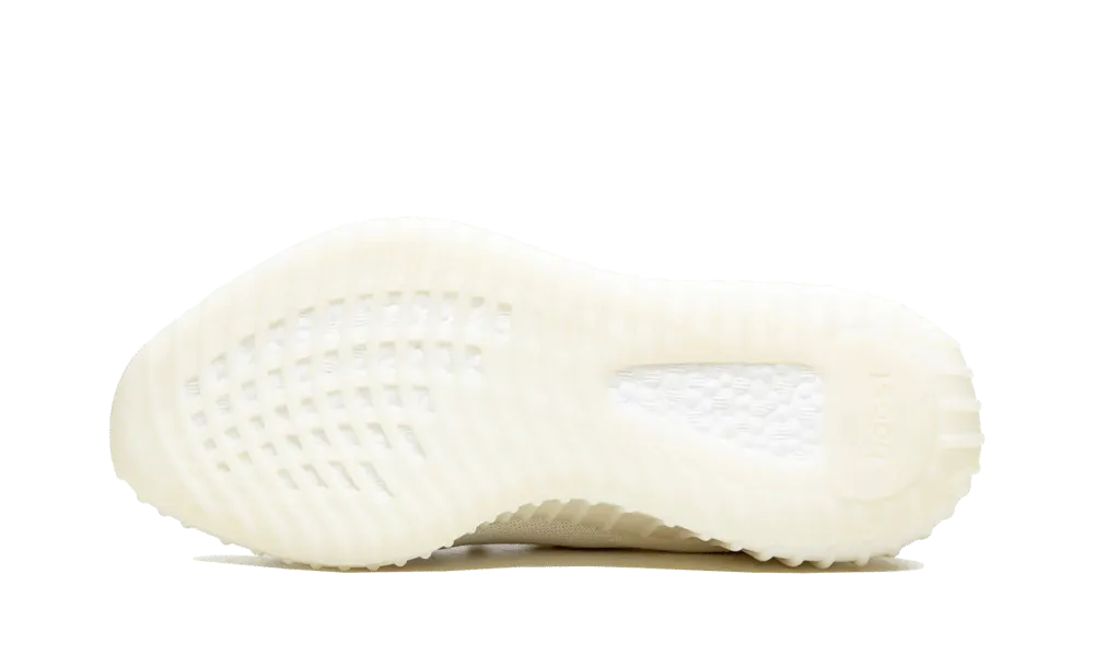 Simile all'Adidas Yeezy Boost 350 V2 Bone, questa versione tonale della scarpa presenta una tomaia Primeknit bianca, lacci abbinati e uno strato perforato sotto. Altri punti salienti includono una striscia in rete trasparente, una suola semitrasparente con il simbolo del globo e la parola YEEZY impressa sulle solette.