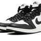 L' Air Jordan 1 Retro High 85 OG Black White presenta una base in pelle bianca con sovrapposizioni in pelle nera per creare l'iconica combinazione di colori bicolore che ha reso le 1 Retro 85 Dunk Low. Lo Swoosh sul lato della scarpa è nero e si abbina al marchio sulla linguetta, mentre il logo Wings sulla caviglia spicca in un colore immacolato. L'esclusiva forma retrò della scarpa è fedele al design originale di Peter Moore e la pelle premium è più spessa rispetto ai modelli base.