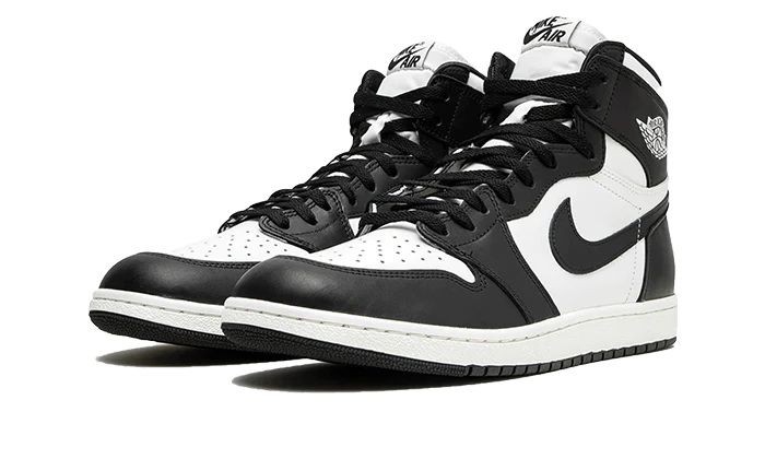 L' Air Jordan 1 Retro High 85 OG Black White presenta una base in pelle bianca con sovrapposizioni in pelle nera per creare l'iconica combinazione di colori bicolore che ha reso le 1 Retro 85 Dunk Low. Lo Swoosh sul lato della scarpa è nero e si abbina al marchio sulla linguetta, mentre il logo Wings sulla caviglia spicca in un colore immacolato. L'esclusiva forma retrò della scarpa è fedele al design originale di Peter Moore e la pelle premium è più spessa rispetto ai modelli base.