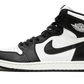 L' Air Jordan 1 Retro High 85 OG Black White presenta una base in pelle bianca con sovrapposizioni in pelle nera per creare l'iconica combinazione di colori bicolore che ha reso le 1 Retro 85 Dunk Low. Lo Swoosh sul lato della scarpa è nero e si abbina al marchio sulla linguetta, mentre il logo Wings sulla caviglia spicca in un colore immacolato. L'esclusiva forma retrò della scarpa è fedele al design originale di Peter Moore e la pelle premium è più spessa rispetto ai modelli base.