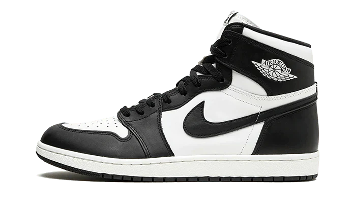 L' Air Jordan 1 Retro High 85 OG Black White presenta una base in pelle bianca con sovrapposizioni in pelle nera per creare l'iconica combinazione di colori bicolore che ha reso le 1 Retro 85 Dunk Low. Lo Swoosh sul lato della scarpa è nero e si abbina al marchio sulla linguetta, mentre il logo Wings sulla caviglia spicca in un colore immacolato. L'esclusiva forma retrò della scarpa è fedele al design originale di Peter Moore e la pelle premium è più spessa rispetto ai modelli base.