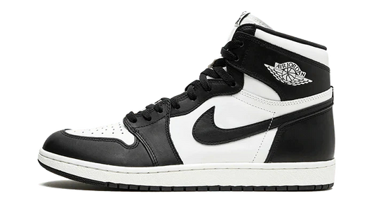 L' Air Jordan 1 Retro High 85 OG Black White presenta una base in pelle bianca con sovrapposizioni in pelle nera per creare l'iconica combinazione di colori bicolore che ha reso le 1 Retro 85 Dunk Low. Lo Swoosh sul lato della scarpa è nero e si abbina al marchio sulla linguetta, mentre il logo Wings sulla caviglia spicca in un colore immacolato. L'esclusiva forma retrò della scarpa è fedele al design originale di Peter Moore e la pelle premium è più spessa rispetto ai modelli base.