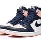 La Air Jordan 1 High OG Atmosphere presenta una tomaia in pelle bianca con inserti blu ossidiana su occhielli, parafango e swoosh. Il colletto della silhouette, il tallone e la punta sono impreziositi da una vernice rosa chiaro con sfumature bubble-gum. Il tutto poggia su una suola bianca con una suola rosa che nasconde una gomma da masticare schiacciata, in riferimento alla specialità preferita del GOAT.