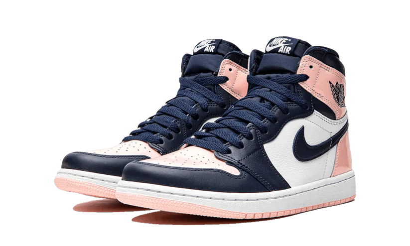 La Air Jordan 1 High OG Atmosphere presenta una tomaia in pelle bianca con inserti blu ossidiana su occhielli, parafango e swoosh. Il colletto della silhouette, il tallone e la punta sono impreziositi da una vernice rosa chiaro con sfumature bubble-gum. Il tutto poggia su una suola bianca con una suola rosa che nasconde una gomma da masticare schiacciata, in riferimento alla specialità preferita del GOAT.