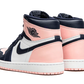 La Air Jordan 1 High OG Atmosphere presenta una tomaia in pelle bianca con inserti blu ossidiana su occhielli, parafango e swoosh. Il colletto della silhouette, il tallone e la punta sono impreziositi da una vernice rosa chiaro con sfumature bubble-gum. Il tutto poggia su una suola bianca con una suola rosa che nasconde una gomma da masticare schiacciata, in riferimento alla specialità preferita del GOAT.