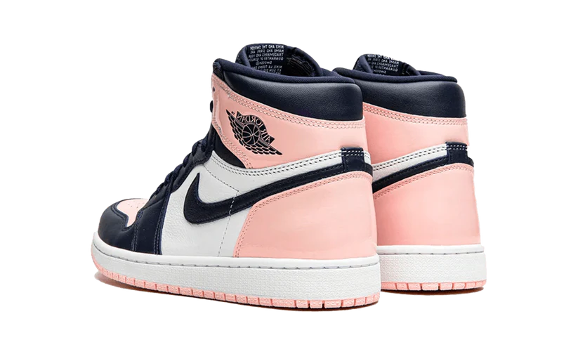 La Air Jordan 1 High OG Atmosphere presenta una tomaia in pelle bianca con inserti blu ossidiana su occhielli, parafango e swoosh. Il colletto della silhouette, il tallone e la punta sono impreziositi da una vernice rosa chiaro con sfumature bubble-gum. Il tutto poggia su una suola bianca con una suola rosa che nasconde una gomma da masticare schiacciata, in riferimento alla specialità preferita del GOAT.