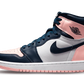 La Air Jordan 1 High OG Atmosphere presenta una tomaia in pelle bianca con inserti blu ossidiana su occhielli, parafango e swoosh. Il colletto della silhouette, il tallone e la punta sono impreziositi da una vernice rosa chiaro con sfumature bubble-gum. Il tutto poggia su una suola bianca con una suola rosa che nasconde una gomma da masticare schiacciata, in riferimento alla specialità preferita del GOAT.