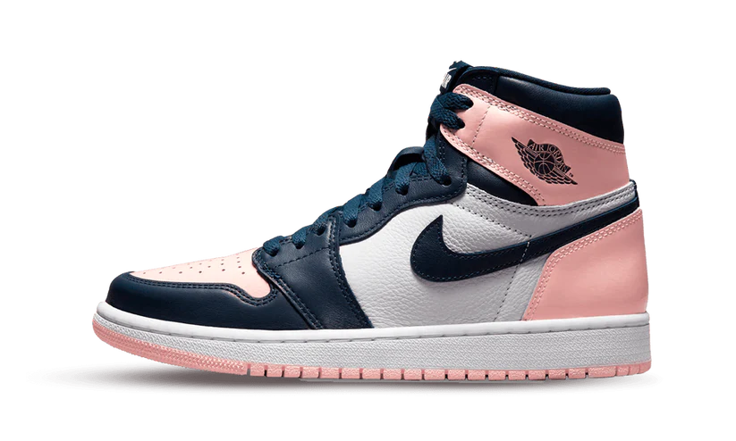 La Air Jordan 1 High OG Atmosphere presenta una tomaia in pelle bianca con inserti blu ossidiana su occhielli, parafango e swoosh. Il colletto della silhouette, il tallone e la punta sono impreziositi da una vernice rosa chiaro con sfumature bubble-gum. Il tutto poggia su una suola bianca con una suola rosa che nasconde una gomma da masticare schiacciata, in riferimento alla specialità preferita del GOAT.