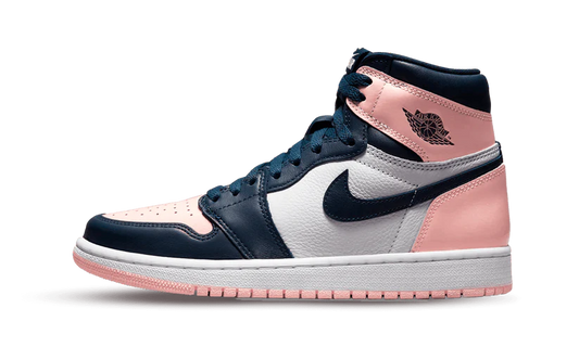 La Air Jordan 1 High OG Atmosphere presenta una tomaia in pelle bianca con inserti blu ossidiana su occhielli, parafango e swoosh. Il colletto della silhouette, il tallone e la punta sono impreziositi da una vernice rosa chiaro con sfumature bubble-gum. Il tutto poggia su una suola bianca con una suola rosa che nasconde una gomma da masticare schiacciata, in riferimento alla specialità preferita del GOAT.