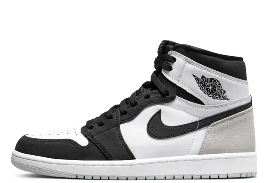 Uno stile retrò pulito entra alla ribalta, l'Air Jordan 1 High OG Stage Haze presenta una base in ciottoli bianchi con un tallone in pelle scamosciata grigio chiaro. Il grigio chiaro si trova anche sulla suola sotto l'unità Air ammortizzante. La vera star di questa colorazione è l'esclusivo effetto screpolato sui pannelli in pelle nera, che aggiunge un tocco retrò. L'ultimo tocco di colore è il rosa corallo sbiancato utilizzato sulla soletta e il marchio Nike Air sulla linguetta.