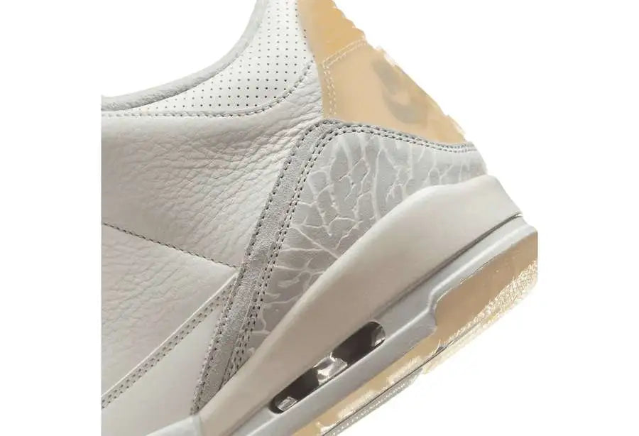 L'Air Jordan 3 ottiene finalmente il trattamento Craft con la colorazione Ivory. La maggior parte della tomaia è in pelle bianca di prima qualità, mentre i classici pannelli con stampa di elefanti sulla punta e sul tallone si trovano su sottili strati aggiuntivi di pelle scamosciata grigio chiaro. Il Jumpman ricamato sulla linguetta presenta un effetto ombra unico. 