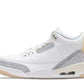 L'Air Jordan 3 ottiene finalmente il trattamento Craft con la colorazione Ivory. La maggior parte della tomaia è in pelle bianca di prima qualità, mentre i classici pannelli con stampa di elefanti sulla punta e sul tallone si trovano su sottili strati aggiuntivi di pelle scamosciata grigio chiaro. Il Jumpman ricamato sulla linguetta presenta un effetto ombra unico. 