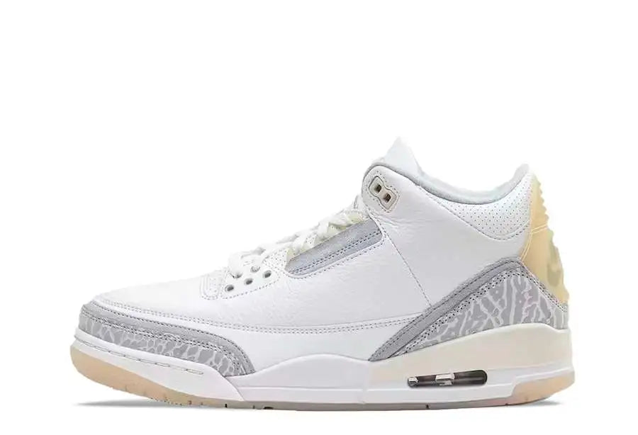 L'Air Jordan 3 ottiene finalmente il trattamento Craft con la colorazione Ivory. La maggior parte della tomaia è in pelle bianca di prima qualità, mentre i classici pannelli con stampa di elefanti sulla punta e sul tallone si trovano su sottili strati aggiuntivi di pelle scamosciata grigio chiaro. Il Jumpman ricamato sulla linguetta presenta un effetto ombra unico. 