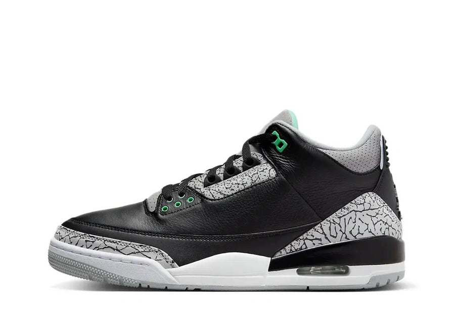 <strong>Air Jordan 3 "Green Glow"</strong> aggiunge un tocco in più al classico look AJ3. La tomaia è in pelle nera martellata, con pannelli con stampa elefante sulla punta e sul tallone. Per mescolare le cose, vivaci accenti verde menta compaiono sugli occhielli, così come i loghi Jumpman sulla linguetta e sul tallone in TPU. L'intersuola bianca presenta un'unità Air visibile nel tallone, con una suola in gomma grigio chiaro sotto.