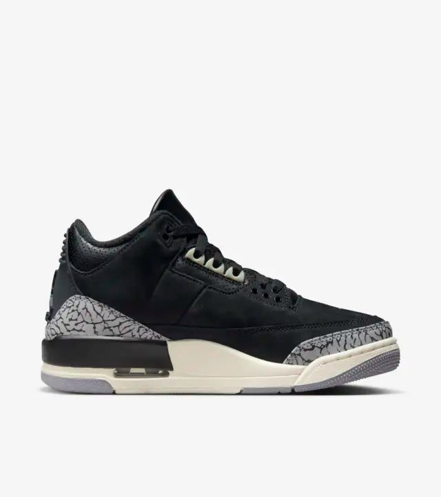 Definisci un nuovo standard con Air Jordan 3. Questo paio sfoggia un look lussuoso grazie a una pelle Off Noir e tocchi neutri cool che impreziosiscono la silhouette leggendaria. Una targhetta sancisce il tuo posto nel team, mentre la stampa effetto pelle di elefante offre una finitura classica.