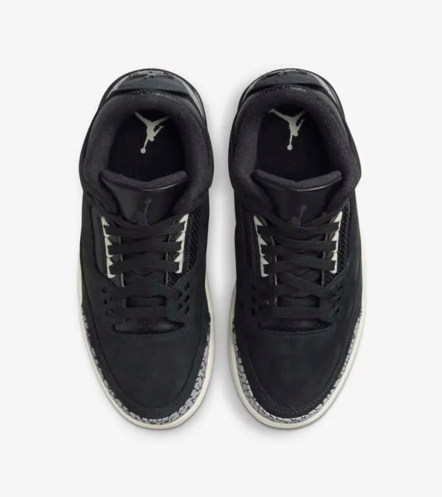 Definisci un nuovo standard con Air Jordan 3. Questo paio sfoggia un look lussuoso grazie a una pelle Off Noir e tocchi neutri cool che impreziosiscono la silhouette leggendaria. Una targhetta sancisce il tuo posto nel team, mentre la stampa effetto pelle di elefante offre una finitura classica.