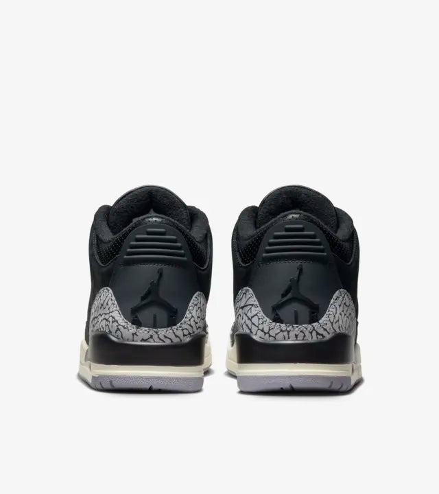 Definisci un nuovo standard con Air Jordan 3. Questo paio sfoggia un look lussuoso grazie a una pelle Off Noir e tocchi neutri cool che impreziosiscono la silhouette leggendaria. Una targhetta sancisce il tuo posto nel team, mentre la stampa effetto pelle di elefante offre una finitura classica.