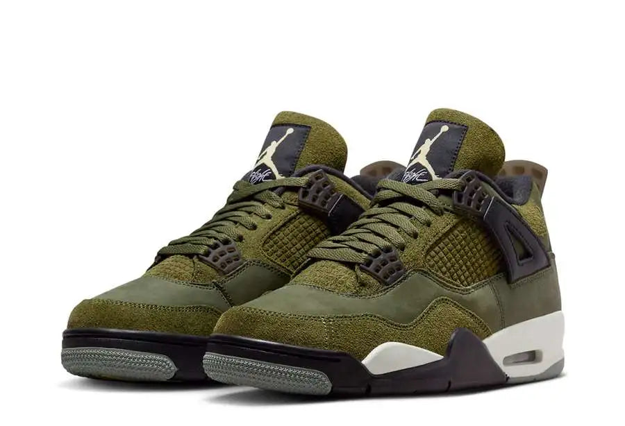 L'Air Jordan 4 Craft, elegantemente ridisegnato, è disponibile nella colorazione completamente naturale "Medium Olive". La tomaia è in pregiato nabuk oliva, con pannelli in pelle scamosciata pelosa sul parafango. La pelle scamosciata con motivo a griglia sostituisce anche i soliti pannelli in rete dell'AJ4.