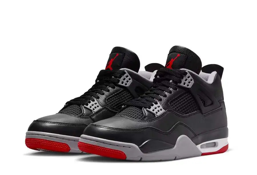 La classica OG Air Jordan 4 "Bred" è reinventata con materiali completamente nuovi. La tomaia sostituisce il tradizionale nabuk con la pregiata pelle martellata nero corvino. I pannelli in rete traspirante sono disponibili in nero abbinato, con tocchi di grigio chiaro sulle corone di pizzo. 