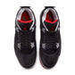 La classica OG Air Jordan 4 "Bred" è reinventata con materiali completamente nuovi. La tomaia sostituisce il tradizionale nabuk con la pregiata pelle martellata nero corvino. I pannelli in rete traspirante sono disponibili in nero abbinato, con tocchi di grigio chiaro sulle corone di pizzo. 