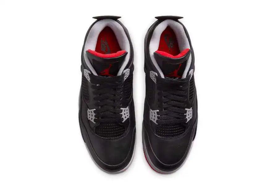 La classica OG Air Jordan 4 "Bred" è reinventata con materiali completamente nuovi. La tomaia sostituisce il tradizionale nabuk con la pregiata pelle martellata nero corvino. I pannelli in rete traspirante sono disponibili in nero abbinato, con tocchi di grigio chiaro sulle corone di pizzo. 