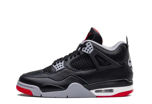 La classica OG Air Jordan 4 "Bred" è reinventata con materiali completamente nuovi. La tomaia sostituisce il tradizionale nabuk con la pregiata pelle martellata nero corvino. I pannelli in rete traspirante sono disponibili in nero abbinato, con tocchi di grigio chiaro sulle corone di pizzo. 