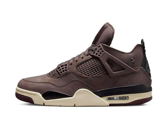 La Air Jordan 4 Retro A Ma Maniére Violet Ore rivela una tomaia monocromatica viola, tendente al marrone scuro. La base in pelle scamosciata è sormontata da inserti tonali e dalla consueta gabbia in TPU. L'intersuola con effetto invecchiato contrasta con la tomaia, così come i dettagli neri, in particolare sulla linguetta del tallone dove compaiono le scritte "Non si tratta di scarpe, ma di dove si sta andando". Un bottone metallico all'esterno della caviglia dà il tocco finale a questa silhouette premium.