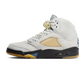 A Ma Maniére presenta un'altra voce premium nella loro amatissima serie di collaborazioni Jordan con Air Jordan 5 Retro WMNS Photon Dust. La tomaia è in pelle liscia bianco sporco, con effetti gialli invecchiati sui pannelli laterali traspiranti. Il marchio Nike Air e 23 è ricamato sui talloni. Le lingue riflettenti sfoggiano il marchio AMM e Jumpman, con la firma di MJ sul rovescio della linguetta destra.