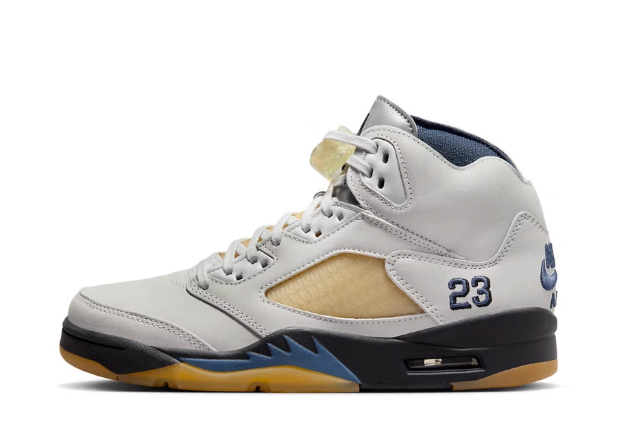 A Ma Maniére presenta un'altra voce premium nella loro amatissima serie di collaborazioni Jordan con Air Jordan 5 Retro WMNS Photon Dust. La tomaia è in pelle liscia bianco sporco, con effetti gialli invecchiati sui pannelli laterali traspiranti. Il marchio Nike Air e 23 è ricamato sui talloni. Le lingue riflettenti sfoggiano il marchio AMM e Jumpman, con la firma di MJ sul rovescio della linguetta destra.