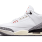 Le Air Jordan 3 Retro White Cement Reimagined presentano una tomaia in pelle granulata bianca. Gli inserti con stampa di elefanti sono presenti sul parafango e sul tallone, mentre il marchio Nike Air nero ed ecru si abbina all'intersuola per un look invecchiato. Gli accenti rossi sulla linguetta e sugli occhielli del Jumpman sottolineano il design anni '80.