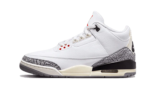 Le Air Jordan 3 Retro White Cement Reimagined presentano una tomaia in pelle granulata bianca. Gli inserti con stampa di elefanti sono presenti sul parafango e sul tallone, mentre il marchio Nike Air nero ed ecru si abbina all'intersuola per un look invecchiato. Gli accenti rossi sulla linguetta e sugli occhielli del Jumpman sottolineano il design anni '80.