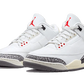 Le Air Jordan 3 Retro White Cement Reimagined presentano una tomaia in pelle granulata bianca. Gli inserti con stampa di elefanti sono presenti sul parafango e sul tallone, mentre il marchio Nike Air nero ed ecru si abbina all'intersuola per un look invecchiato. Gli accenti rossi sulla linguetta e sugli occhielli del Jumpman sottolineano il design anni '80.