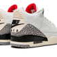 Le Air Jordan 3 Retro White Cement Reimagined presentano una tomaia in pelle granulata bianca. Gli inserti con stampa di elefanti sono presenti sul parafango e sul tallone, mentre il marchio Nike Air nero ed ecru si abbina all'intersuola per un look invecchiato. Gli accenti rossi sulla linguetta e sugli occhielli del Jumpman sottolineano il design anni '80.