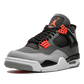 L' Air Jordan 4 Retro "Infrared" ha riflessi colorati su una tonalità altrimenti neutra della forma vintage di Tinker Hatfield. Il blocco del colore ricorda l'Air Jordan 4 "Green Glow" del 2013, con una tomaia in nabuk grigio scuro e accenti neri solidi sulla rete del pannello laterale, ali strutturali e tallone con marchio Jumpman. La sovrapposizione dell'avampiede è di una tonalità di grigio più chiara, con vividi colpi a infrarossi sugli occhielli sagomati e l'etichetta della linguetta Jumpman tessuta.