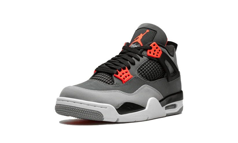 L' Air Jordan 4 Retro "Infrared" ha riflessi colorati su una tonalità altrimenti neutra della forma vintage di Tinker Hatfield. Il blocco del colore ricorda l'Air Jordan 4 "Green Glow" del 2013, con una tomaia in nabuk grigio scuro e accenti neri solidi sulla rete del pannello laterale, ali strutturali e tallone con marchio Jumpman. La sovrapposizione dell'avampiede è di una tonalità di grigio più chiara, con vividi colpi a infrarossi sugli occhielli sagomati e l'etichetta della linguetta Jumpman tessuta.