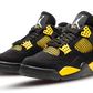 La Air Jordan 4 Retro Yellow Thunder (2023) indossa una base in Black Nubuck che copre l'intera tomaia. La sua particolarità si basa sul suo giallo che coprono la suola, gli occhielli e il rivestimento. Dal punto di vista del marchio, troviamo l'iconico Jumpman Marco di bianco Sulla lingua e sul tallone.