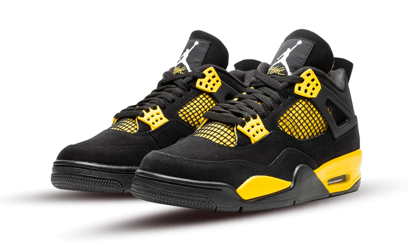 La Air Jordan 4 Retro Yellow Thunder (2023) indossa una base in Black Nubuck che copre l'intera tomaia. La sua particolarità si basa sul suo giallo che coprono la suola, gli occhielli e il rivestimento. Dal punto di vista del marchio, troviamo l'iconico Jumpman Marco di bianco Sulla lingua e sul tallone.