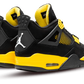 La Air Jordan 4 Retro Yellow Thunder (2023) indossa una base in Black Nubuck che copre l'intera tomaia. La sua particolarità si basa sul suo giallo che coprono la suola, gli occhielli e il rivestimento. Dal punto di vista del marchio, troviamo l'iconico Jumpman Marco di bianco Sulla lingua e sul tallone.