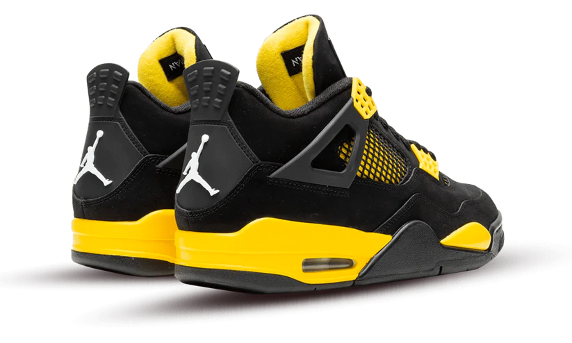 La Air Jordan 4 Retro Yellow Thunder (2023) indossa una base in Black Nubuck che copre l'intera tomaia. La sua particolarità si basa sul suo giallo che coprono la suola, gli occhielli e il rivestimento. Dal punto di vista del marchio, troviamo l'iconico Jumpman Marco di bianco Sulla lingua e sul tallone.