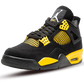 La Air Jordan 4 Retro Yellow Thunder (2023) indossa una base in Black Nubuck che copre l'intera tomaia. La sua particolarità si basa sul suo giallo che coprono la suola, gli occhielli e il rivestimento. Dal punto di vista del marchio, troviamo l'iconico Jumpman Marco di bianco Sulla lingua e sul tallone.