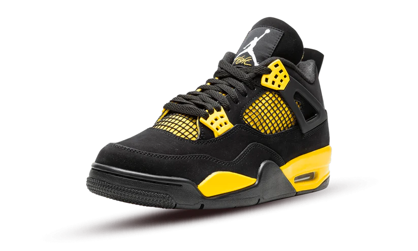 La Air Jordan 4 Retro Yellow Thunder (2023) indossa una base in Black Nubuck che copre l'intera tomaia. La sua particolarità si basa sul suo giallo che coprono la suola, gli occhielli e il rivestimento. Dal punto di vista del marchio, troviamo l'iconico Jumpman Marco di bianco Sulla lingua e sul tallone.