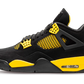 La Air Jordan 4 Retro Yellow Thunder (2023) indossa una base in Black Nubuck che copre l'intera tomaia. La sua particolarità si basa sul suo giallo che coprono la suola, gli occhielli e il rivestimento. Dal punto di vista del marchio, troviamo l'iconico Jumpman Marco di bianco Sulla lingua e sul tallone.