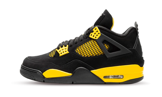 La Air Jordan 4 Retro Yellow Thunder (2023) indossa una base in Black Nubuck che copre l'intera tomaia. La sua particolarità si basa sul suo giallo che coprono la suola, gli occhielli e il rivestimento. Dal punto di vista del marchio, troviamo l'iconico Jumpman Marco di bianco Sulla lingua e sul tallone.