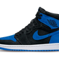 AJ1 ha cambiato per sempre le regole del footwear. Questa sontuosa edizione porta avanti la leggenda, abbinando un suede in Royal Blue e una pelle in nero intenso. Il brand Nike Air classico sulla linguetta e sulla suola interna si unisce al logo Wings sul collare a taglio alto imbottito. La suola con stelline si tinge di Royal Blue per un look regale a ogni passo.