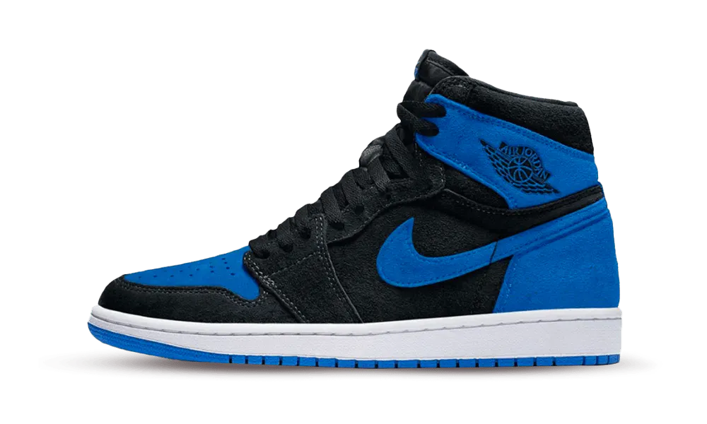 AJ1 ha cambiato per sempre le regole del footwear. Questa sontuosa edizione porta avanti la leggenda, abbinando un suede in Royal Blue e una pelle in nero intenso. Il brand Nike Air classico sulla linguetta e sulla suola interna si unisce al logo Wings sul collare a taglio alto imbottito. La suola con stelline si tinge di Royal Blue per un look regale a ogni passo.