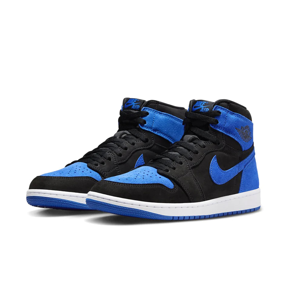 AJ1 ha cambiato per sempre le regole del footwear. Questa sontuosa edizione porta avanti la leggenda, abbinando un suede in Royal Blue e una pelle in nero intenso. Il brand Nike Air classico sulla linguetta e sulla suola interna si unisce al logo Wings sul collare a taglio alto imbottito. La suola con stelline si tinge di Royal Blue per un look regale a ogni passo.